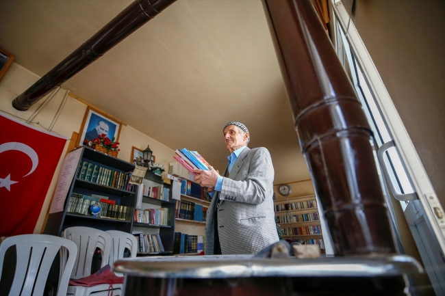 Kurduğu kütüphaneyi "çocuklar üşümesin" diye her gün ısıtıyor